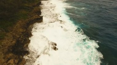 Havadan görünümü kayalıklarla ve dalga. Filipinler, Siargao.