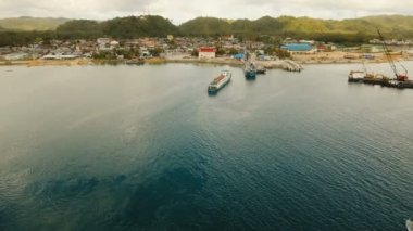 Kargo ve yolcu Dapa şehir havadan görünümü limanında transit. Siargao Adası, Filipinler.