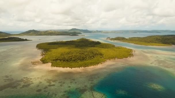 Légifelvételek trópusi lagúna, tenger, tengerpart. Trópusi szigeten. Siargao, Fülöp-szigetek. — Stock videók