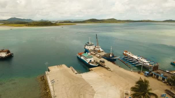 Επιβατηγά και διαμετακομιστικό λιμάνι σε Dapa εναέρια θέα στην πόλη. Siargao νησί, Φιλιππίνες. — Αρχείο Βίντεο