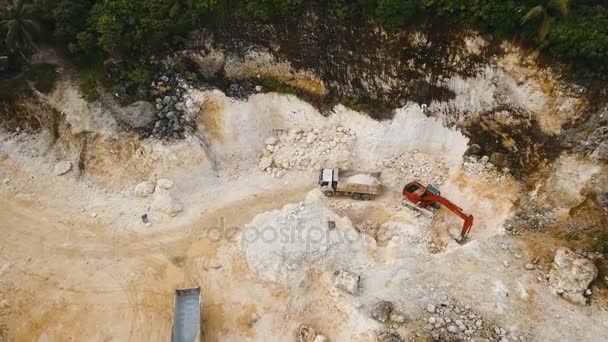 Bagger verlädt LKW im Steinbruch. philippinen, siargao. — Stockvideo