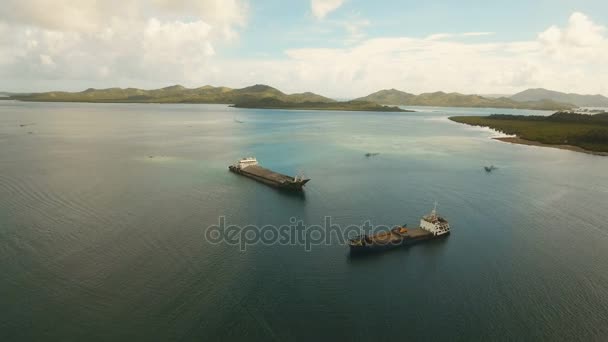 Last- och passagerarfartyg transit port i Dapa staden Flygfoto. Siargao island, Filippinerna. — Stockvideo