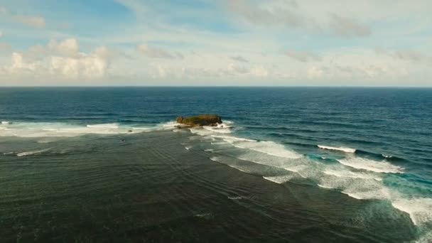 Roccia, scogliera nel mare blu. Filippine, Siargao.Vista aerea . — Video Stock