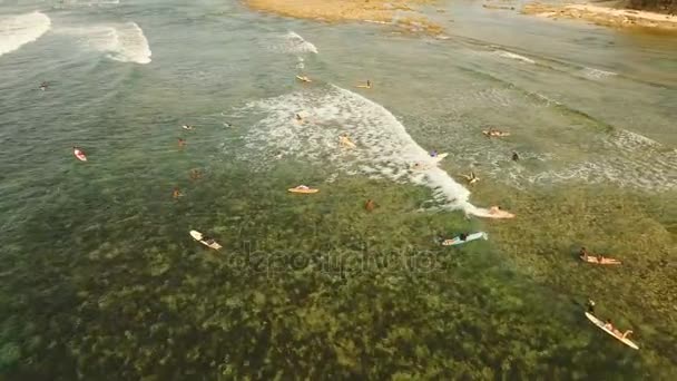 Letecký pohled na surfaři na vlnách. Siargao, Filipíny. Cloud 9. — Stock video