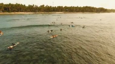 Havadan görünümü sörfçü dalgaları üzerinde. Siargao, Türkiye. Cloud 9.