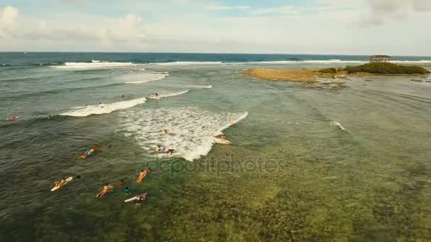 Surfistas de vista aérea en las ondas.Siargao, Filipinas. Nube 9 . — Vídeos de Stock