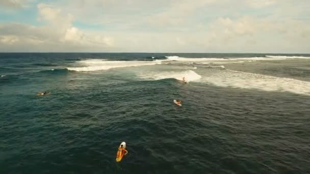 Flygfoto surfare på vågorna. Siargao, Filippinerna. Cloud 9. — Stockvideo