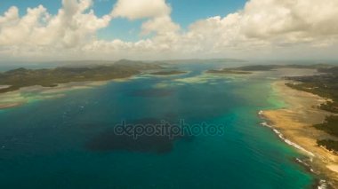 Havadan görünümü tropikal lagün, deniz, plaj. Tropik ada. Siargao, Türkiye.