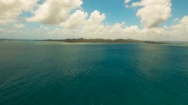Havadan görünümü tropikal lagün, deniz, plaj. Tropik ada. Siargao, Türkiye.