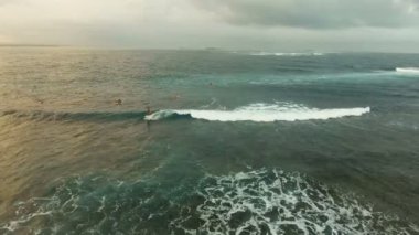Havadan görünümü sörfçü dalgaları üzerinde. Siargao, Türkiye. Cloud 9.