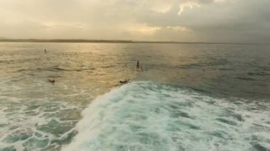 Gün batımında dalgalar üzerinde hava görünümünü sörfçü. Siargao, Türkiye. Cloud 9.