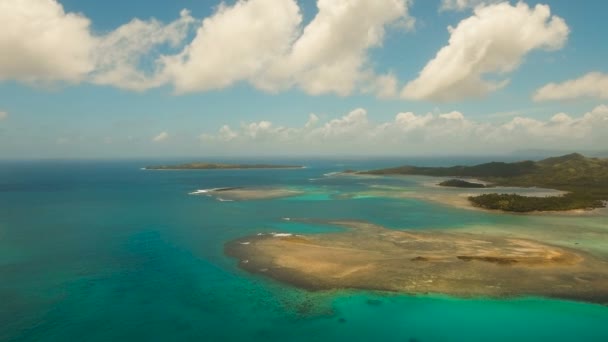 Widok z lotu ptaka tropikalną laguną, morze, plaża. Tropikalna wyspa. Siargao, Filipiny. — Wideo stockowe