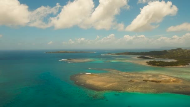 Havadan görünümü tropikal lagün, deniz, plaj. Tropik ada. Siargao, Türkiye. — Stok video