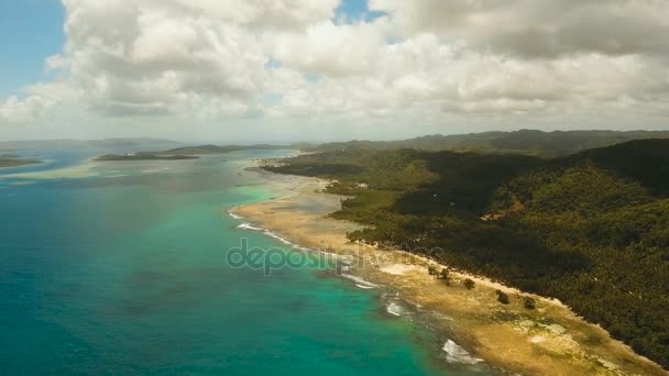 Skalnatá pláž na tropickém ostrově. Filipíny, Siargao. — Stock video