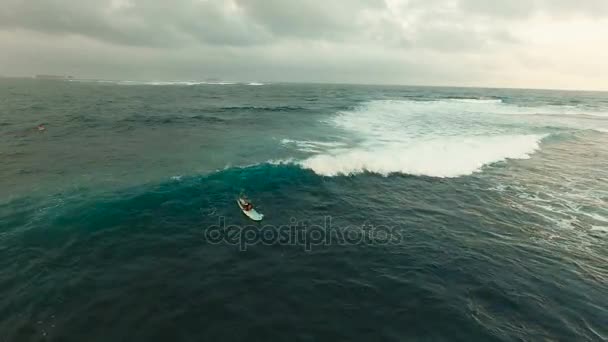 Flygfoto surfare på vågorna. Siargao, Filippinerna. Cloud 9. — Stockvideo