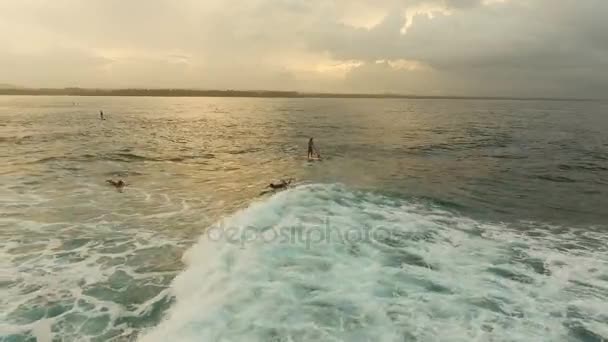 Surfistas de vista aérea en las olas al atardecer. Siargao, Filipinas. Nube 9 . — Vídeo de stock