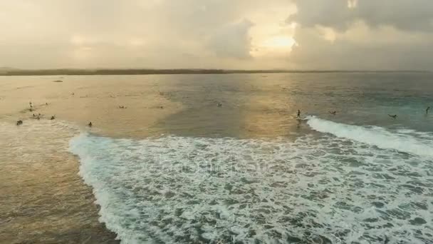 Surfistas de vista aérea en las olas al atardecer. Siargao, Filipinas. Nube 9 . — Vídeos de Stock
