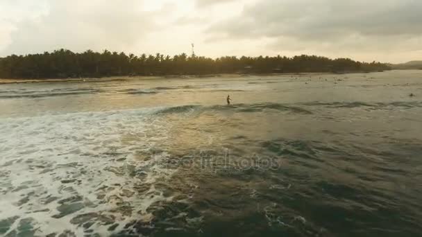 夕暮れの波の上で空撮サーファー。Siargao フィリピンクラウド 9. — ストック動画