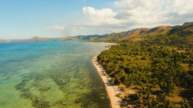 Hava güzel bir plaj tropikal bir adada görüntüleyin. Busuanga, Palawan, Filipinler.
