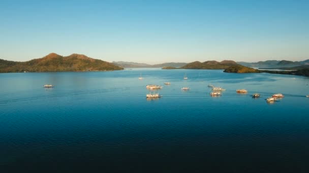 Tropical sea bay med båtar. Flygfoto: Seascape Busuanga, Palawan, Filippinerna. — Stockvideo