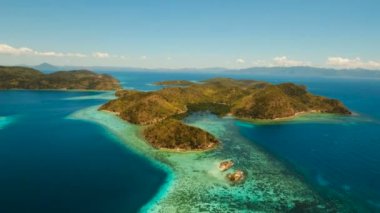 Hava manzaralı tropikal göl, deniz, sahil. Tropikal ada. Busuanga, Palawan, Filipinler.