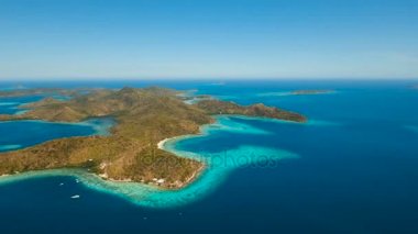 Havadan görünümü tropikal lagün, deniz, plaj. Tropik ada. Coron Palawan, Filipinler.