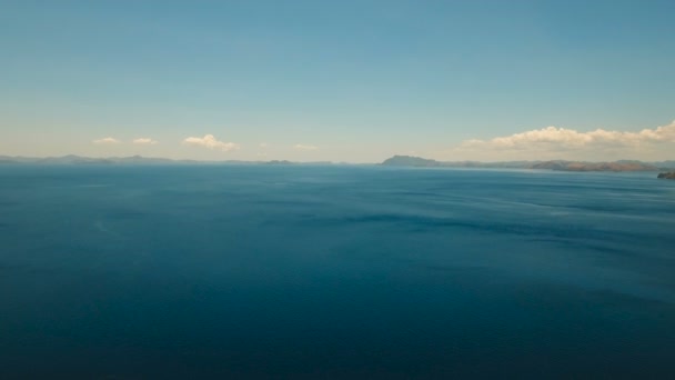 공중에서 보면 열 대의 석호, 바다, 해변이 보인다. 열 대 지방의 섬. 필리핀, 팔 라완의 부산가. — 비디오