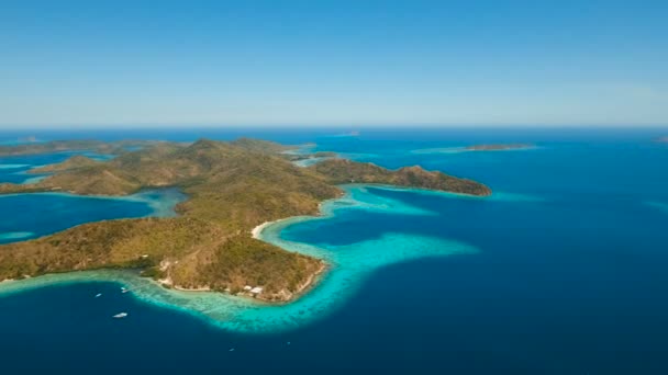 Légifelvételek trópusi lagúna, tenger, tengerpart. Trópusi szigeten. Coron, Palawan, Fülöp-szigetek. — Stock videók