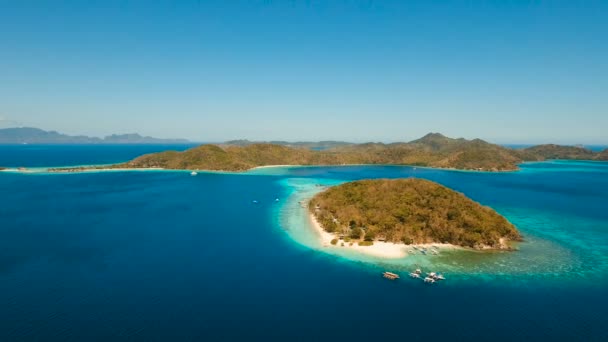 Vista aérea bela praia em uma ilha tropical Banana. Filipinas. — Vídeo de Stock