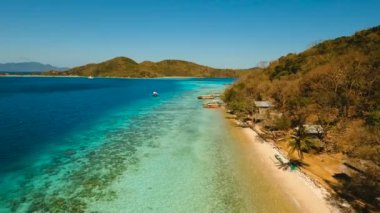 Muz adasındaki hava manzaralı güzel bir plaj. Filipinler.