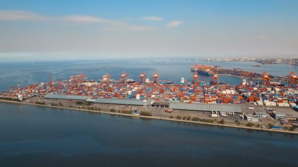 Vista aérea del puerto industrial de carga. Manila, Filipinas. — Vídeo de stock