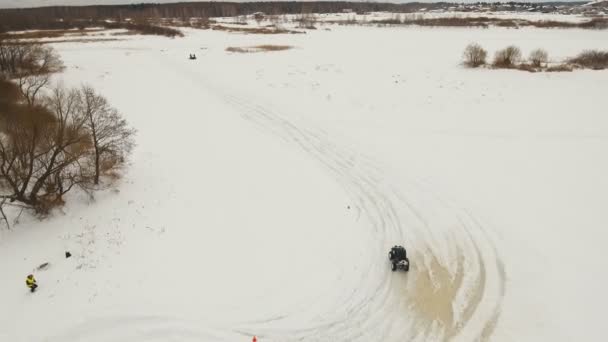 ATV race in het winterseizoen. — Stockvideo