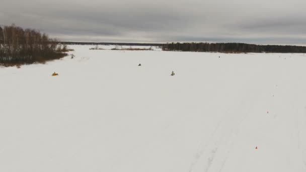 Racing på snöskoter. — Stockvideo