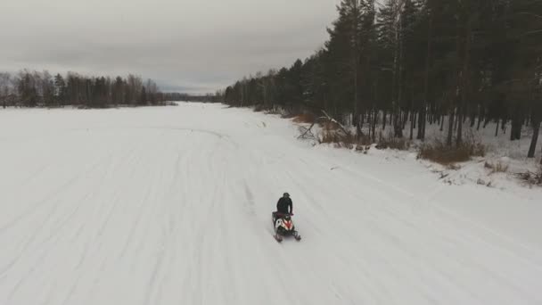 Carreras en una moto de nieve . — Vídeo de stock