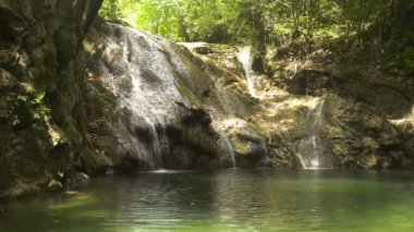 Güzel tropik şelale. Filipinler Bohol Adası.