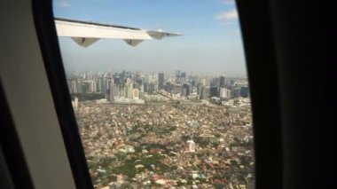Bir uçak penceresinden görüntüleyin. Manila, Filipinler.
