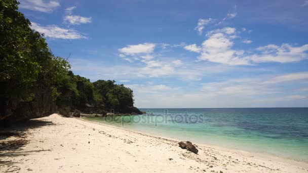 Gyönyörű tengerpart, a trópusi szigeten. Fülöp-szigetek, Bohol. — Stock videók