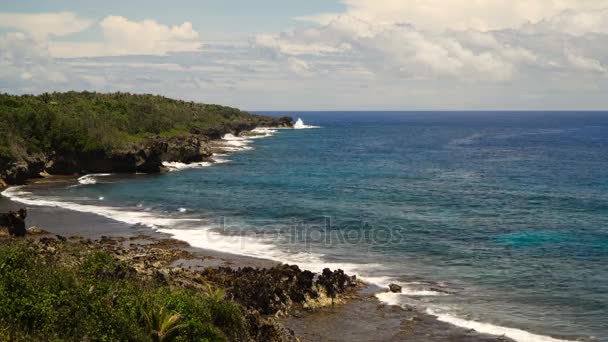 Praia rochosa em uma ilha tropical. Filipinas, Siargao . — Vídeo de Stock