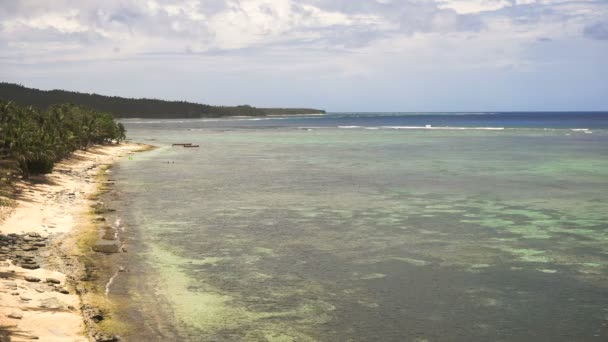 Tengerpart egy trópusi szigeten. Fülöp-szigetek, Siargao. — Stock videók