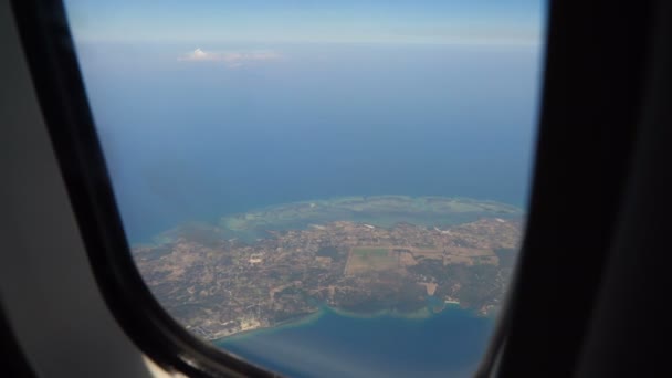 바다에 떠 있는 비행기 창문에서 바라본 광경. — 비디오