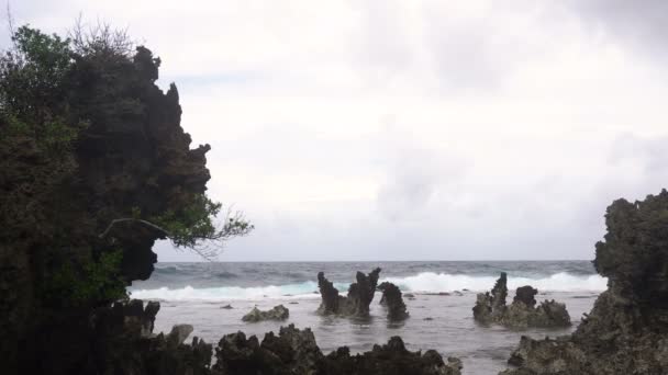 Sziklás strand egy trópusi szigeten. Fülöp-szigetek, Siargao. — Stock videók