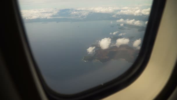 Vue depuis une fenêtre d'avion sur l'océan. — Video