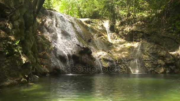 Krásný tropický vodopád. Filipíny Bohol island. — Stock video