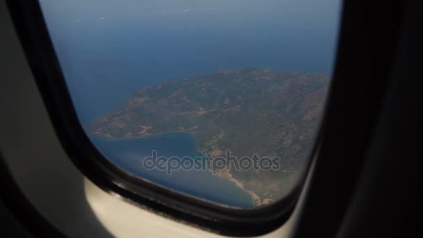 Вид из окна самолета на океан. — стоковое видео
