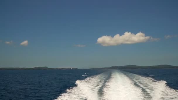 Rastros en el agua detrás del ferry . — Vídeos de Stock