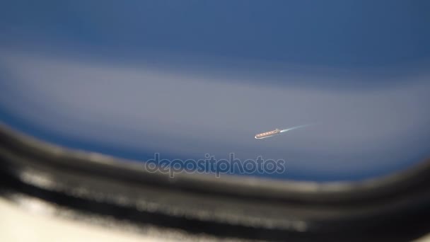 Pohled z okna letadla na oceánu. — Stock video