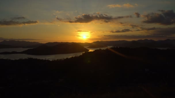 Belo pôr-do-sol sobre o mar. Coron, Palawan, Filipinas — Vídeo de Stock