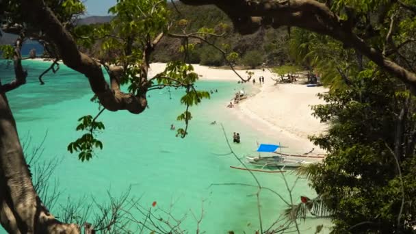 Gyönyörű strand egy trópusi sziget Malcapuya. Fülöp-szigetek. — Stock videók