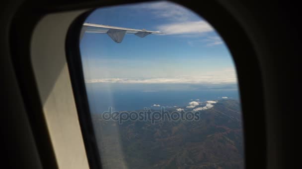 Blick aus einem Flugzeugfenster auf den Ozean. — Stockvideo