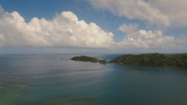 Havadan görünümü tropikal lagün, deniz, plaj. Tropik ada. Catanduanes, Filipinler.